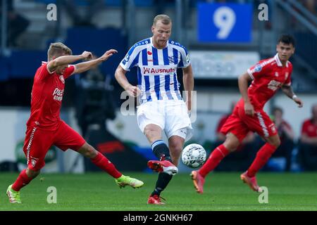 HEERENVEEN, NIEDERLANDE - 26. SEPTEMBER: Michal Sadilek vom FC Twente und Henk Veerman vom SC Heerenveen während des niederländischen Eredivisie-Spiels zwischen dem SC Heerenveen und dem FC Twente am 26. September 2021 im Abe Lenstra Stadion in Heerenveen, Niederlande (Foto: Peter Lous/Orange Picts) Stockfoto