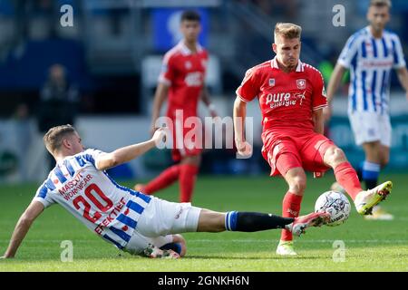 HEERENVEEN, NIEDERLANDE - 26. SEPTEMBER: Joey Veerman vom SC Heerenveen und Michal Sadilek vom FC Twente während des niederländischen Eredivisie-Spiels zwischen SC Heerenveen und FC Twente am 26. September 2021 im Abe Lenstra Stadion in Heerenveen, Niederlande (Foto: Peter Lous/Orange Picts) Stockfoto