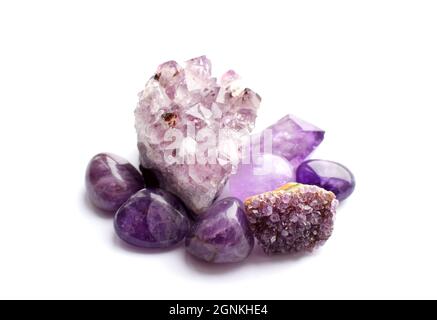 Wunderschöne Edelsteine und Druse aus natürlichem purpurfarbenem Amethyst auf weißem Grund. Große Kristalle aus Halbedelsteinen. Stockfoto