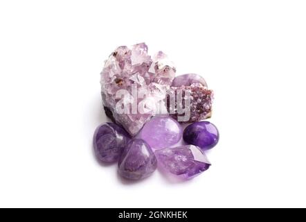 Wunderschöne Edelsteine und Druse aus natürlichem purpurfarbenem Amethyst auf weißem Grund. Große Kristalle aus Halbedelsteinen. Stockfoto