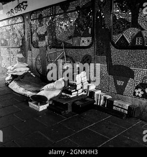 Abstract Schwarz-Weiß-Bild eines Obdachlosen Bett und Besitz unter Einer Eisenbahnbrücke in London, Großbritannien ohne Menschen Stockfoto