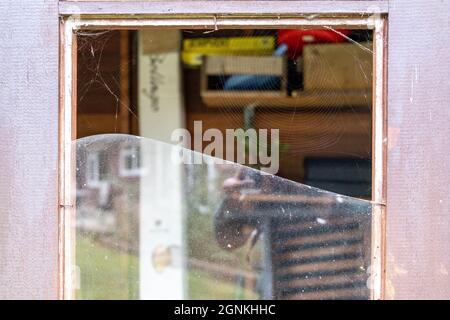 Kaputtes Glasfenster In Einem Alten Gartenschuppen Ohne Menschen Stockfoto