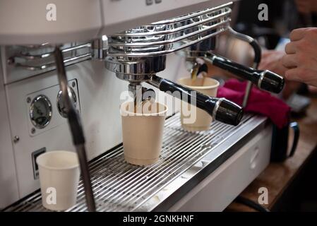 Warschau, Warschau, Polen. September 2021. Der Kaffee wird während des Warschauer Kaffeemarktmarktes am 26. September 2021 in Warschau, Polen, zubereitet. (Bild: © Aleksander Kalka/ZUMA Press Wire) Stockfoto