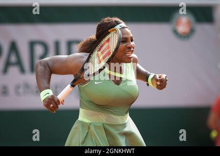 DIE US-Tennisspielerin Serena Williams (USA) feiert den Spielpunkt während des French Open 2021 Tennisturniers in Paris, Frankreich Stockfoto