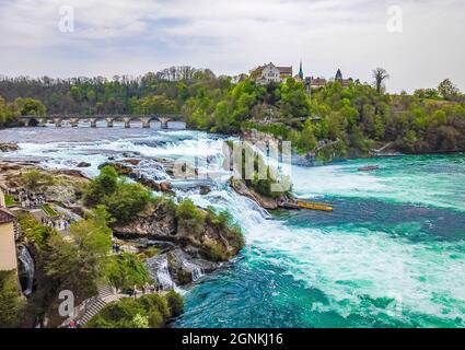 Rheinfall Europas größter Wasserfall in der Ebene in Neuhausen am Rheinfall Kanton Schaffhausen Schweiz Panoramablick von oben mit Drohne. Stockfoto