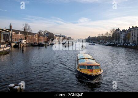 Boote Auf Der Amstel Von Der Blauwbrug-Brücke In Amsterdam, Niederlande 2019 Aus Gesehen Stockfoto