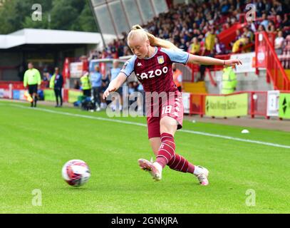 Crawley, Großbritannien. September 2021. Freya Gregory von der Aston Villa trifft am 26. September 2021 im People's Pension Stadium in Crawley, Großbritannien, beim FA Women's Super League-Spiel zwischen Brighton & Hove Albion Women und Aston Villa Women ein Kreuz in die Box. (Foto von Jeff Mood/phcimages.com) Quelle: PHC Images/Alamy Live News Stockfoto