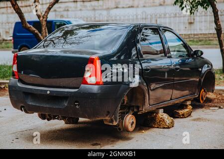 Zaporozhye, Ukraine - Juli 14 2020 : Ein zerbrochener Pkw ohne Räder steht auf Ziegelsteinen Stockfoto