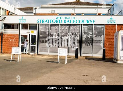 Stratford, Warwickshire, Großbritannien – September 2021. Rennkontrolle, Büros und VIP-Bereich der Rennbahn Stratford Stockfoto