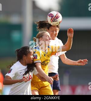 Tottenham Hotspur's Asmita Ale (links) und Maeva Clemaron (rechts) kämpfen während des FA Women's Super League Spiels im Hive, London, um den Ball mit Natasha Dowie von Reading. Bilddatum: Sonntag, 26. September 2021. Stockfoto