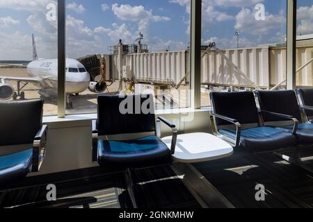 Blick auf den Abflugbereich Wartesessel Flugzeuge von United Airlines, dem George Bush Intercontinental Airport IAH in Houston, Texas, USA. Stockfoto