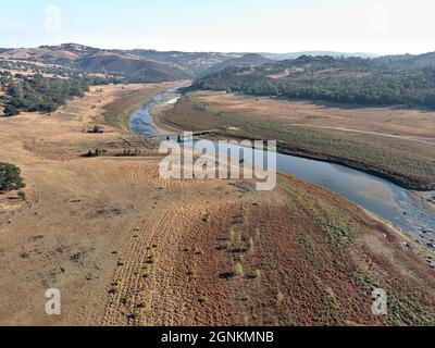 Hidden Bridge bei Salmon Falls in der Regel unter 40' Wasser im Folsom Lake getaucht ist aufgrund der schweren Dürre in Kalifornien ausgesetzt. Stockfoto