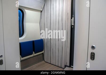 Stühle im NS Train in Utrecht, Niederlande 2019 Stockfoto