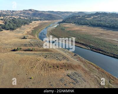 Hidden Bridge bei Salmon Falls in der Regel unter 40' Wasser im Folsom Lake getaucht ist aufgrund der schweren Dürre in Kalifornien ausgesetzt. Stockfoto