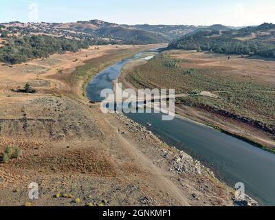 Hidden Bridge bei Salmon Falls in der Regel unter 40' Wasser im Folsom Lake getaucht ist aufgrund der schweren Dürre in Kalifornien ausgesetzt. Stockfoto