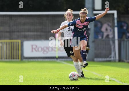London, Großbritannien. September 2021. Asia Harbor-Brown (18 Dulwich Hamlet) in Aktion beim Spiel der London and South East Regional Womens Premier League zwischen Dulwich Hamlet und Dartford auf dem Champion Hill in London, England. Kredit: SPP Sport Pressefoto. /Alamy Live News Stockfoto