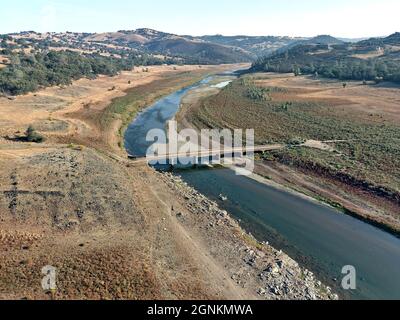 Hidden Bridge bei Salmon Falls in der Regel unter 40' Wasser im Folsom Lake getaucht ist aufgrund der schweren Dürre in Kalifornien ausgesetzt. Stockfoto