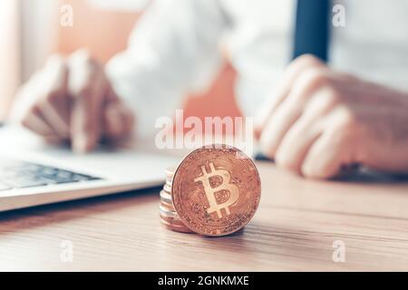 Bitcoin-Handels- und Tauschkonzept, Geschäftsmann, der online arbeitet, Kryptowährung kauft und verkauft, Nahaufnahme mit selektivem Fokus Stockfoto