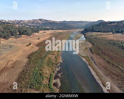 Hidden Bridge bei Salmon Falls in der Regel unter 40' Wasser im Folsom Lake getaucht ist aufgrund der schweren Dürre in Kalifornien ausgesetzt. Stockfoto