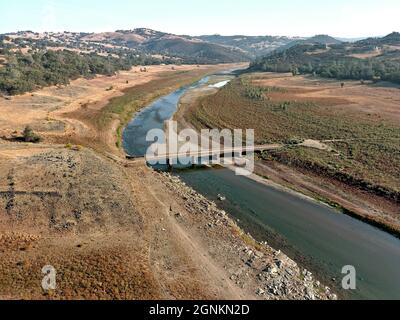 Hidden Bridge bei Salmon Falls in der Regel unter 40' Wasser im Folsom Lake getaucht ist aufgrund der schweren Dürre in Kalifornien ausgesetzt. Stockfoto