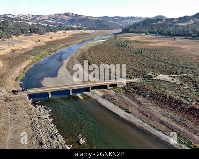 Hidden Bridge bei Salmon Falls in der Regel unter 40' Wasser im Folsom Lake getaucht ist aufgrund der schweren Dürre in Kalifornien ausgesetzt. Stockfoto