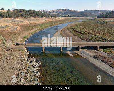 Hidden Bridge bei Salmon Falls in der Regel unter 40' Wasser im Folsom Lake getaucht ist aufgrund der schweren Dürre in Kalifornien ausgesetzt. Stockfoto