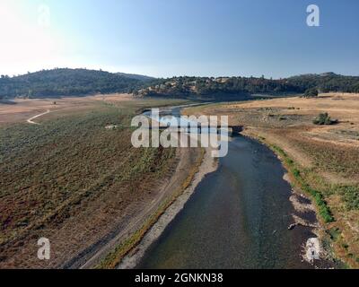 Hidden Bridge bei Salmon Falls in der Regel unter 40' Wasser im Folsom Lake getaucht ist aufgrund der schweren Dürre in Kalifornien ausgesetzt. Stockfoto