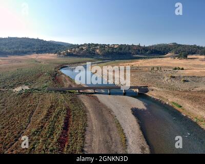 Hidden Bridge bei Salmon Falls in der Regel unter 40' Wasser im Folsom Lake getaucht ist aufgrund der schweren Dürre in Kalifornien ausgesetzt. Stockfoto