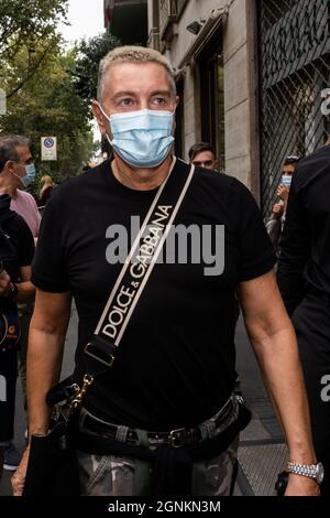 (9/25/2021) der Designer Stefano Gabbana am Ausgang der Modenschau seiner Marke, während der Mailänder Modewoche am 2021. September. (Foto von Luca Marenda/Pacific Press/Sipa USA) Stockfoto