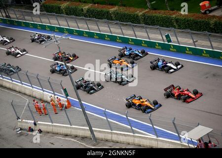 Start, # 55 Carlos Sainz (ESP, Scuderia Ferrari Mission winnow), # 4 Lando Norris (GBR, McLaren F1 Team), # 63 George Russell (GBR, Williams Racing), F1 Grand Prix of Russia beim Sotschi Autodrom am 26. September 2021 in Sotschi, Russland. (Foto von HOCH ZWEI) Stockfoto