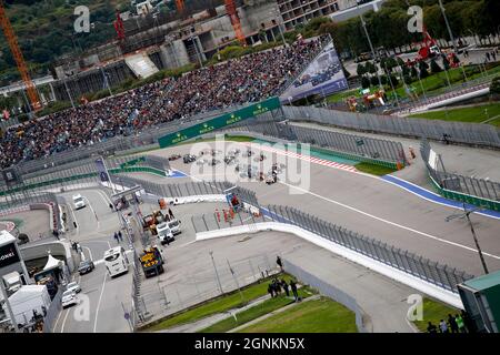 Start, # 4 Lando Norris (GBR, McLaren F1 Team), # 55 Carlos Sainz (ESP, Scuderia Ferrari Mission winnow), # 63 George Russell (GBR, Williams Racing), # 14 Fernando Alonso (ESP, Alpine F1 Team), F1 Grand Prix of Russia beim Sotschi Autodrom am 26. September 2021 in Sotschi, Russland. (Foto von HOCH ZWEI) Stockfoto