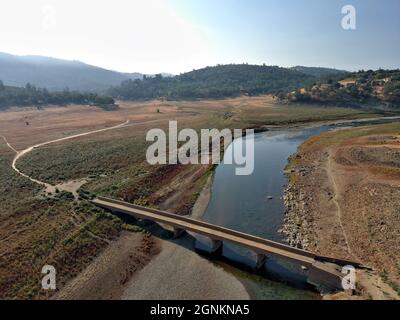 Hidden Bridge bei Salmon Falls in der Regel unter 40' Wasser im Folsom Lake getaucht ist aufgrund der schweren Dürre in Kalifornien ausgesetzt. Stockfoto