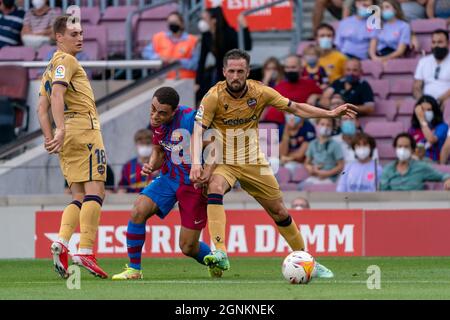 SPANIEN-FUSSBALL-LA LIGA SANTANDER-FCB GEGEN LEVANTE UD. FC Barcelona Spieler (2) Sergiño Dest vies with (20) Jorge Miramón während des La Liga Santander Spiels zwischen dem FC Barcelona und Levante UD am 26. September 2021 in Camp Nou, Barcelona, Spanien. © Joan Gosa 2021 Stockfoto