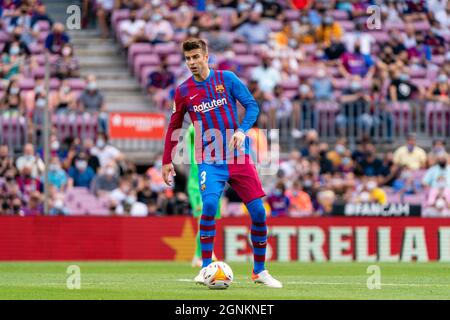 SPANIEN-FUSSBALL-LA LIGA SANTANDER-FCB GEGEN LEVANTE UD. FC Barcelona-Spieler (3) Gerard Piqué während des La Liga Santander-Spiels zwischen dem FC Barcelona und Levante UD am 26. September 2021 im Camp Nou, Barcelona, Spanien. © Joan Gosa 2021 Stockfoto