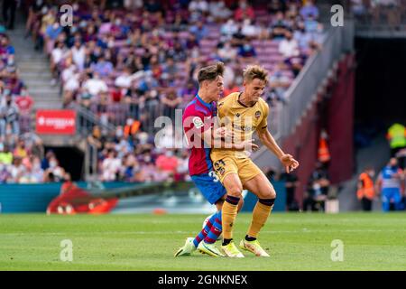 SPANIEN-FUSSBALL-LA LIGA SANTANDER-FCB GEGEN LEVANTE UD. FC Barcelona Spieler (30) Gavi vies mit (21) Dani Gómez während des La Liga Santander Spiels zwischen FC Barcelona und Levante UD am 26. September 2021 in Camp Nou, Barcelona, Spanien. © Joan Gosa 2021 Stockfoto