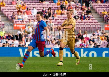 SPANIEN-FUSSBALL-LA LIGA SANTANDER-FCB GEGEN LEVANTE UD. Der FC Barcelona-Spieler (24) Eric Garcia spielt mit (21) Dani Gómez während des La Liga Santander-Spiels zwischen dem FC Barcelona und Levante UD am 26. September 2021 in Camp Nou, Barcelona, Spanien. © Joan Gosa 2021 Stockfoto