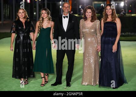 LOS ANGELES, KALIFORNIEN, USA - 25. SEPTEMBER: Sasha Alexander, Eduardo Ponti, Sophia Loren und Roberta Armani kommen zur Eröffnungsgala des Academy Museum of Motion Picturs, die am 25. September 2021 in Los Angeles, Kalifornien, USA, im Academy Museum of Motion Picturs stattfindet. (Foto von Xavier Collin/Image Press Agency/Sipa USA) Stockfoto