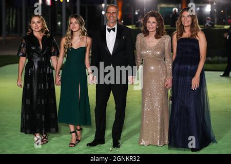 LOS ANGELES, KALIFORNIEN, USA - 25. SEPTEMBER: Sasha Alexander, Eduardo Ponti, Sophia Loren und Roberta Armani kommen zur Eröffnungsgala des Academy Museum of Motion Picturs, die am 25. September 2021 in Los Angeles, Kalifornien, USA, im Academy Museum of Motion Picturs stattfindet. (Foto von Xavier Collin/Image Press Agency/Sipa USA) Stockfoto