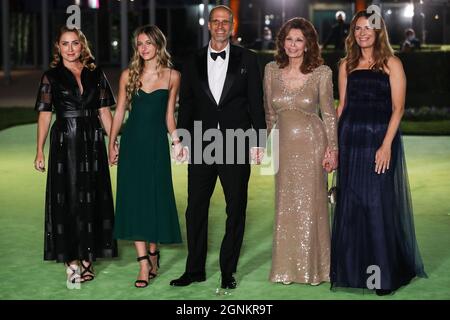 LOS ANGELES, KALIFORNIEN, USA - 25. SEPTEMBER: Sasha Alexander, Eduardo Ponti, Sophia Loren und Roberta Armani kommen zur Eröffnungsgala des Academy Museum of Motion Picturs, die am 25. September 2021 in Los Angeles, Kalifornien, USA, im Academy Museum of Motion Picturs stattfindet. (Foto von Xavier Collin/Image Press Agency/Sipa USA) Stockfoto