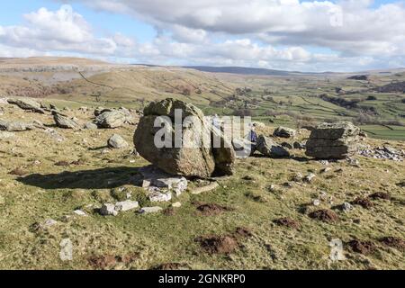 Klassische Landformen der Britischen Inseln - die Norber Erratics Stockfoto