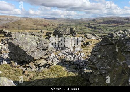 Klassische Landformen der Britischen Inseln - die Norber Erratics Stockfoto