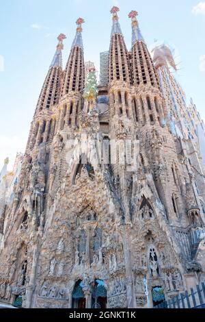 Fassade der unvollendeten heiligen Familie 'La Sagrada Familia', Kathedrale von Gaudi, die seit dem 19. März 1882 mit Spenden von Menschen gebaut wurde. Der Text Stockfoto
