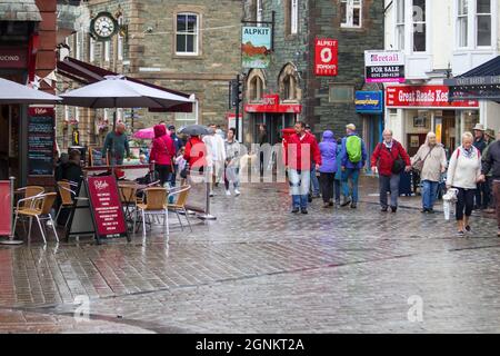 Keswick Cumbria Vereinigtes Königreich 26. September Duschen in Keswick mit Vistyrs Dining Waterproofs Credit: PN News/Alamy Live News Stockfoto