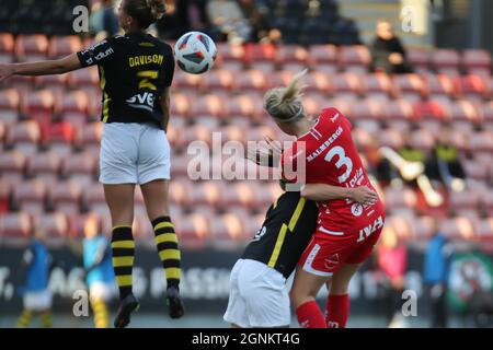 Orebro, Schweden. September 2021. Sanna Kullberg (3 KIF Orebro) während des Spiels in der Schwedischen Liga OBOS Damallsvenskan zwischen KIF Orebro und AIK in der Behrn Arena in Orebro, Schweden. Kredit: SPP Sport Pressefoto. /Alamy Live News Stockfoto