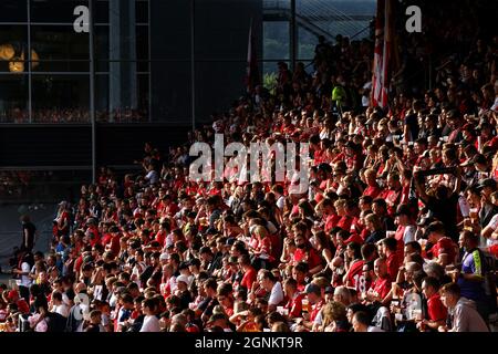 Freiburg Im Breisgau, Deutschland. September 2021. Fußball: Bundesliga, SC Freiburg - FC Augsburg, Matchday 6, Dreisamstadion: Zuschauer sitzen vor dem Start des letzten Heimspieles des SC Freiburg im Dreisamstadion auf der Tribüne. Der Verein zieht dann in ein neues Stadion. Quelle: Philipp von Ditfurth/dpa - WICHTIGER HINWEIS: Gemäß den Bestimmungen der DFL Deutsche Fußball Liga und/oder des DFB Deutscher Fußball-Bund ist es untersagt, im Stadion und/oder vom Spiel aufgenommene Fotos in Form von Sequenzbildern und/oder videoähnlichen Fotoserien zu verwenden oder zu verwenden./dpa/Alamy Live News Stockfoto