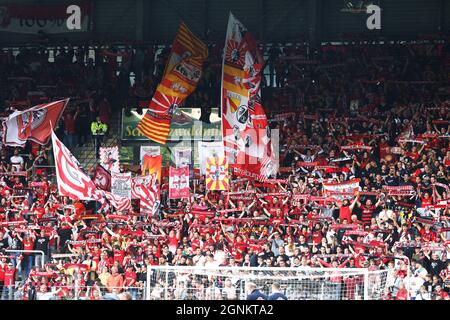 Freiburg Im Breisgau, Deutschland. September 2021. Fußball: Bundesliga, SC Freiburg - FC Augsburg, Matchday 6, Dreisamstadion: Zuschauer stehen vor dem Start des letzten Heimspieles des SC Freiburg im Dreisamstadion an der Tribüne. Der Verein zieht dann in ein neues Stadion. Quelle: Philipp von Ditfurth/dpa - WICHTIGER HINWEIS: Gemäß den Bestimmungen der DFL Deutsche Fußball Liga und/oder des DFB Deutscher Fußball-Bund ist es untersagt, im Stadion und/oder vom Spiel aufgenommene Fotos in Form von Sequenzbildern und/oder videoähnlichen Fotoserien zu verwenden oder zu verwenden./dpa/Alamy Live News Stockfoto