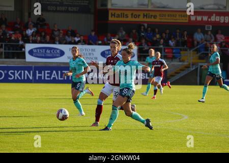 London, Großbritannien. September 2021. Dagny Brynjarsdóttir (32 West Ham Utd) und Sophie Howard (15 Leicester City) kämpfen während des Barclays FA Womens Super League-Spiels zwischen West Ham United und Leicester City im Chigwell Construction Stadium in London, England um den Ball Kredit: SPP Sport Pressefoto. /Alamy Live News Stockfoto
