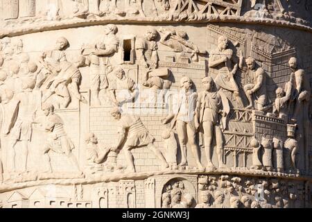 Italien, Rom, Trajans Säule, altes römisches Basrelief Stockfoto