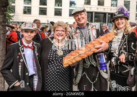 St Mary-Le-Bow, London, Großbritannien. September 2021. Perlkönige und Königinnen feiern ihr jährliches Erntefest mit dem Costermonger´s Harvest Service in der St. Mary-Le-Bow Kirche. Da die üblichen Feierlichkeiten im Guildhall Yard abgesagt werden mussten, treffen sich die Pearlies vor und nach dem Gottesdienst vor seinem Jahr und begrüßen Freunde und die Öffentlichkeit vor der Kirche. St Mary-Le-Bow, die 'Bow Bells', hat eine lange Verbindung mit den Pearlies. Kredit: Imageplotter/Alamy Live Nachrichten Stockfoto