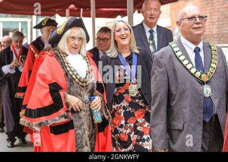 St Mary-Le-Bow, London, Großbritannien. September 2021. Londoner Bürgermeister und Würdenträger kommen in die Kirche. Perlkönige und Königinnen feiern ihr jährliches Erntefest mit dem Costermonger´s Harvest Service in der St. Mary-Le-Bow Kirche. Da die üblichen Feierlichkeiten im Guildhall Yard abgesagt werden mussten, treffen sich die Pearlies vor und nach dem Gottesdienst vor seinem Jahr und begrüßen Freunde und die Öffentlichkeit vor der Kirche. St Mary-Le-Bow, die 'Bow Bells', hat eine lange Verbindung mit den Pearlies. Kredit: Imageplotter/Alamy Live Nachrichten Stockfoto